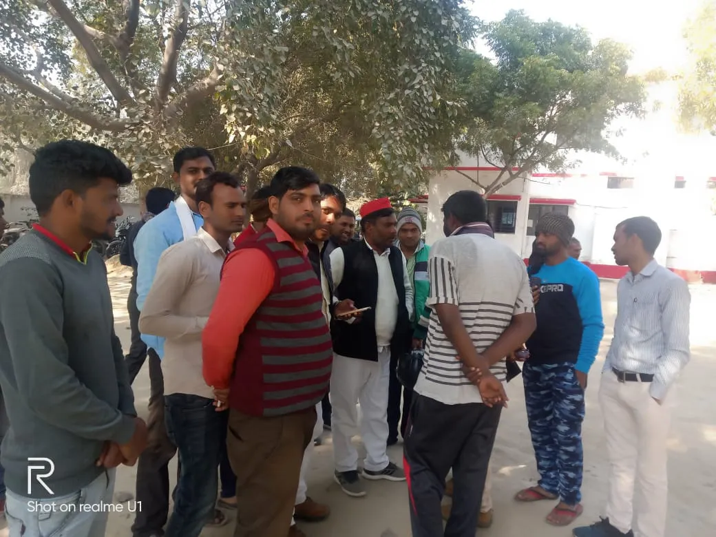 सपा कार्यकर्ताओं को पुलिस ने लिया हिरासत में