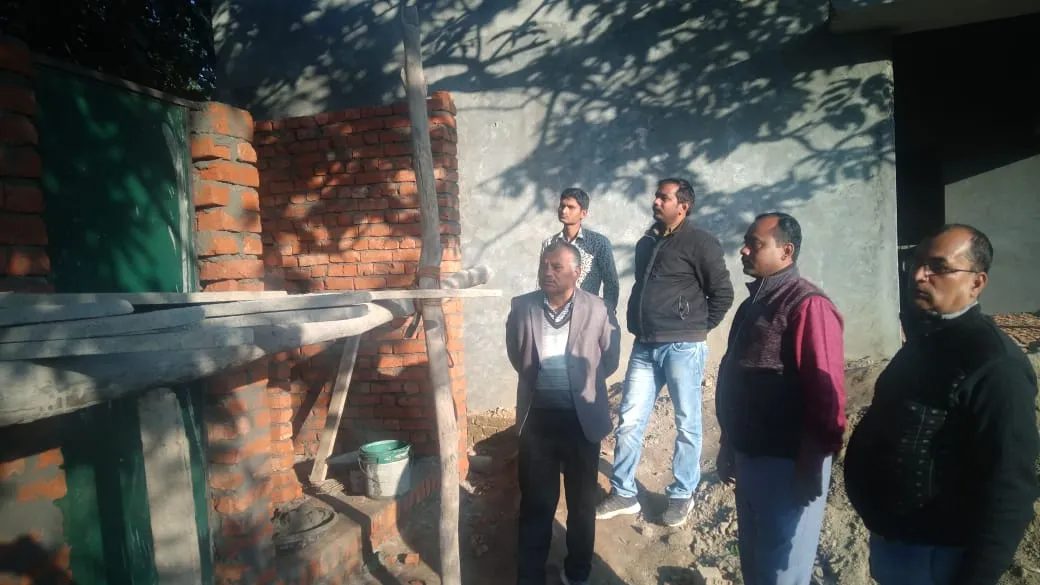 एडीओ पंचायत ने गौशाला सहित क्षेत्र में निर्मित व निर्माणाधीन शौचालयो का किया औचक निरीक्षण