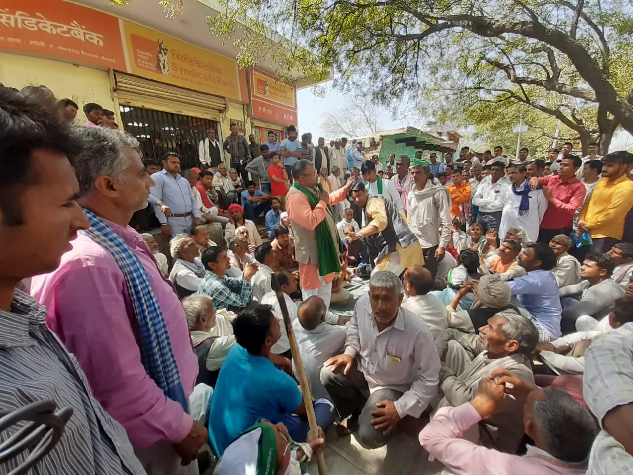 भारतीय किसान यूनियन ने किया बैंक का ताला बन्द किसानों को फसल बीमा योजना का लाभ ना मिलने से से भाकियू ने किया प्रदर्शन