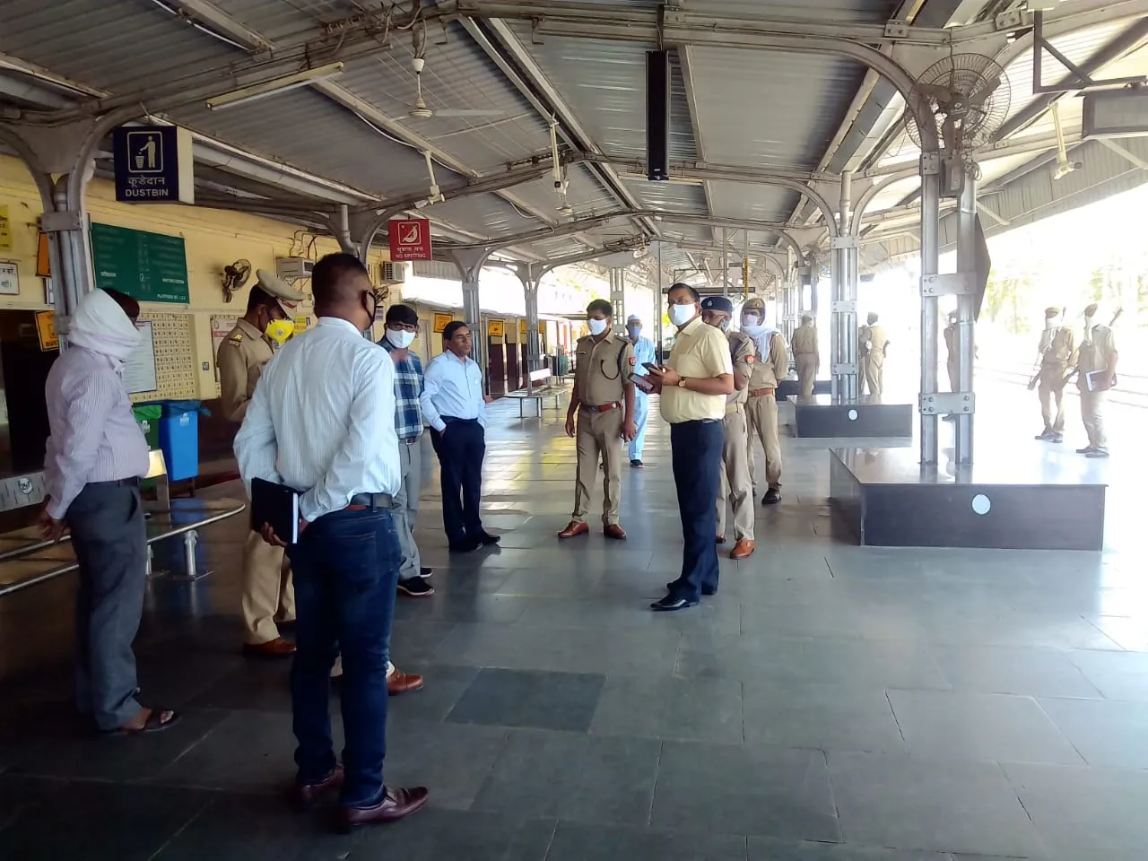 श्रमिक स्पेशल ट्रेन की व्यवस्थाओं का जायजा लेने डीएम एसपी पहुंचे स्टेशन