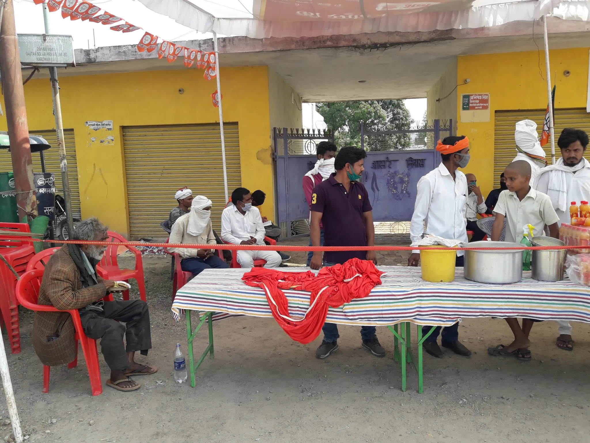 पैदल यात्री व बस में यात्रा कर रहे मजदूरों को भोजन करवाया गया :भाजपा