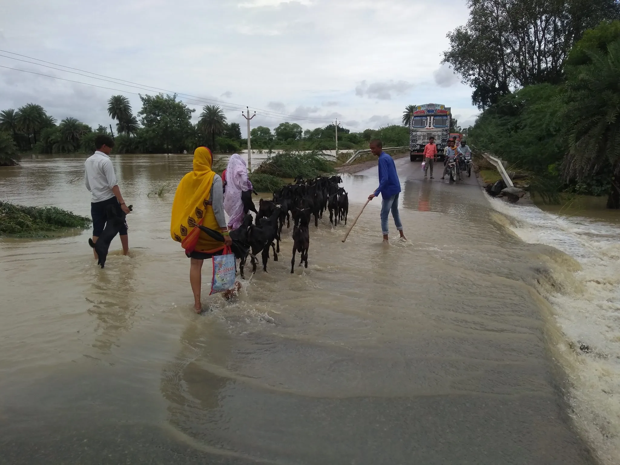 भारी बारिश के चलते कबरई खजुराहा रोड अवरुद्ध