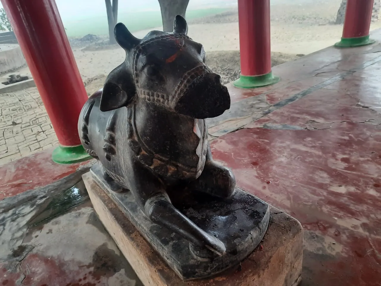 शरारती तत्वों ने शिव मंदिर में घुसकर की मूर्तियां खंडित, ग्रामीणों में आक्रोश, कार्रवाई की मांग ।