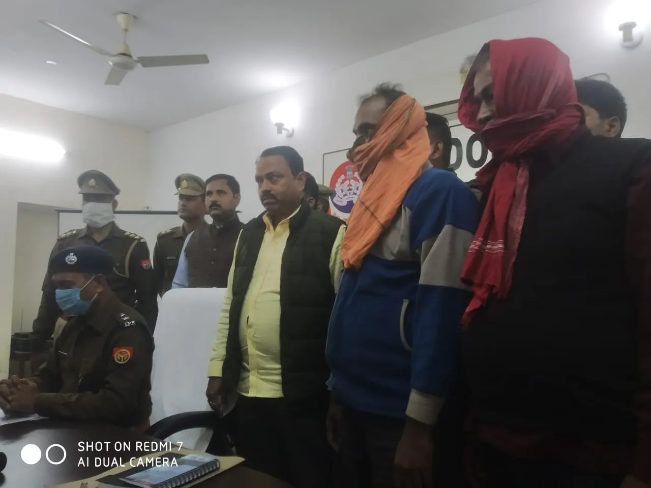 भदोही:कोतवाली पुलिस ज्ञानपुर ने 3 कुन्तल 5 किलो अवैध गांजे से भरा ट्रक पकड़ा, तस्कर सहित चालक गिरफ्तार ।