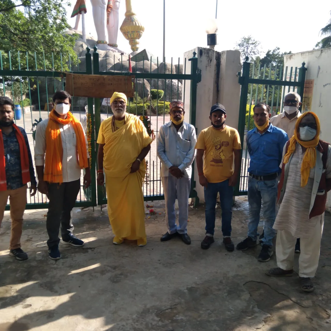 श्री सीता समाहित स्थल सीतामढ़ी मां वैदेही के दरबार में स्वामी तारकेशरण महाराज के सानिध्य में सैनिटाइजेशन किया गया ।