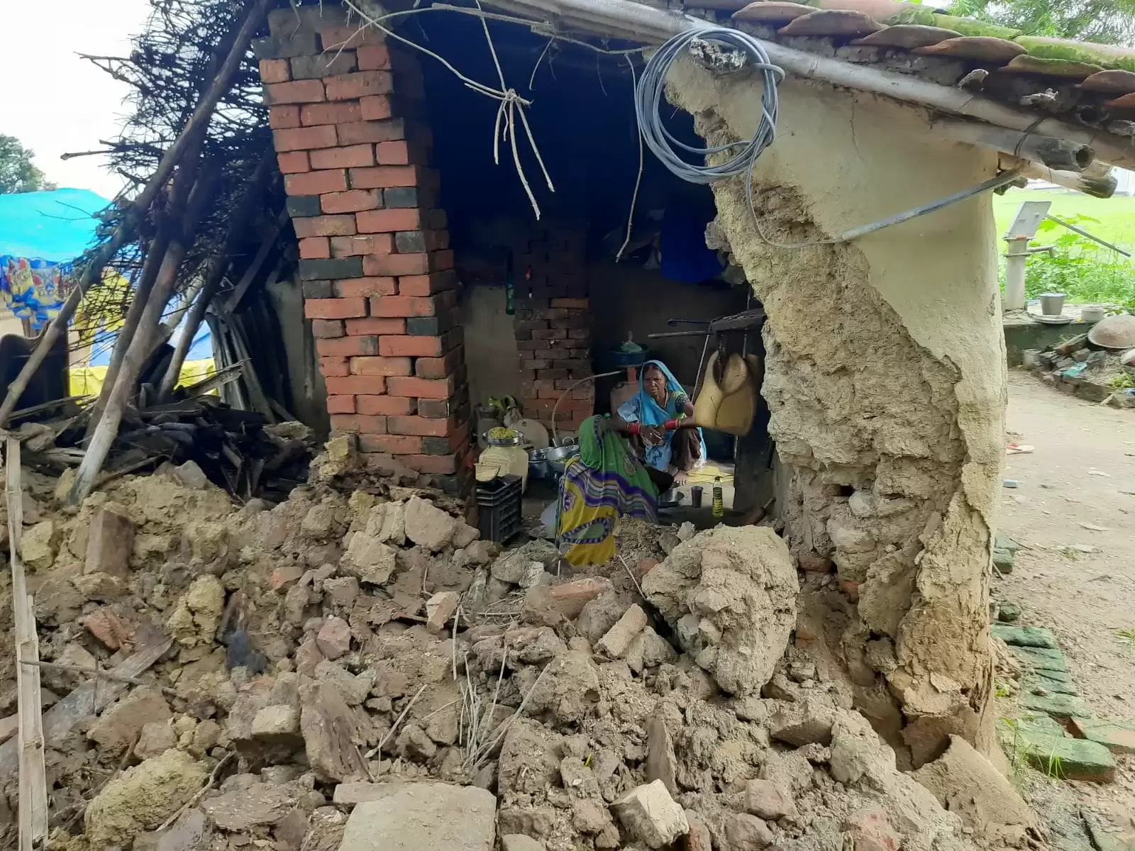 तेज बारिश में कई कच्चे घर गिरे ।