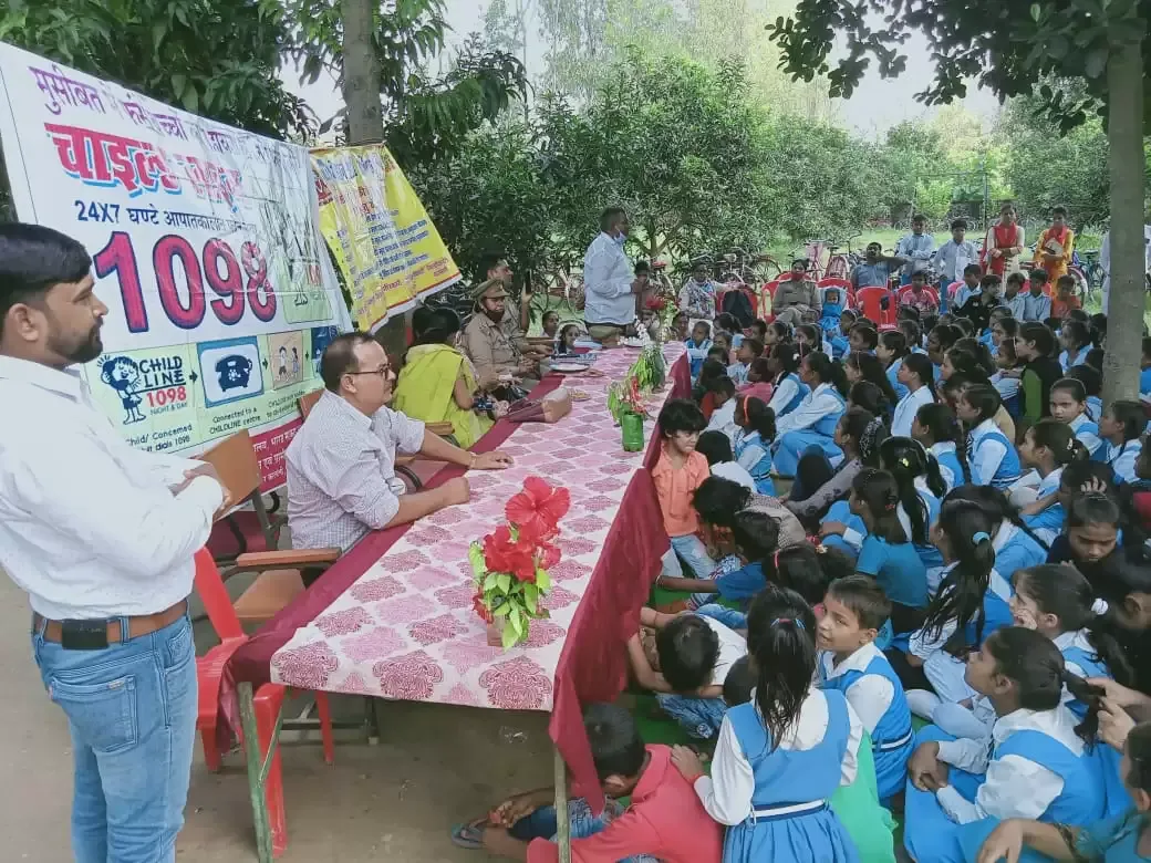 चाइल्डलाइन 1098 द्वारा महिलाओं एवं बालिकाओं को किया गया जागरूक