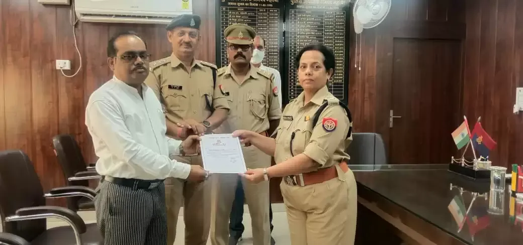 मुख्य आरक्षी सुरेन्द्र कुमार पाल थाना अजनर, को पुलिस अधीक्षक महोबा सुधा सिंह