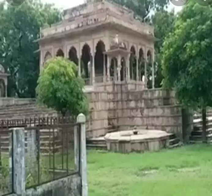 मसौली बाराबंकी। जंगे आजादी में सब कुछ न्योछावर करने वाले स्वर्गीय रफी अहमद किदवई अब अतीत की स्मृतियों में खो गए हैं। देश के इस सपूत की स्मृतियों को संजोने के प्रयास न प्रशासन की ओर से किए गए हैं न स्वयंसेवी संस्थाएं ही इस दिशा में आगे आई हैं। सादा जीवन उच्च विचार को जीवन में चरितार्थ करने वाले रफी अहमद किदवई के आदर्शो को आमजनों तक पहुंचाने के उत्तरदायी ट्रस्ट भी सिर्फ उनकी पुण्यतिथि और जयंती पर उनके स्मारक पर पहुंच कर उन्हें याद करने की औपचारिकता पूरी करता है। जिला मुख्यालय से 15 किलोमीटर दूर मसौली कस्बे में 18 फरवरी 1894 को इम्तियाज अली के घर जन्मे रफी अहमद किदवई शिक्षण के दौरान महात्मा गांधी के आह्वान को सुना और राष्ट्रीय आजादी में संघर्ष किया। अपनी असाधारण संगठन शक्ति ने उन्हें शीघ्र ही नेताओं की श्रेणी में पहुंचा दिया। किदवई आजादी की लड़ाई में बहुत बार गिरफ्तार हुए और अपनी जवानी के 10 वर्ष से भी ज्यादा समय जेल के भीतर गुजरा। इससे यह साबित होता है कि आजादी के प्रति उनमें कितनी तीव्र निष्ठा थी। रफी अहमद किदवई उत्तर प्रदेश के राजस्व गृह और जेल विभागों के प्रभारी मंत्री के रूप में इतने सफल रहे कि स्वाधीन भारत की सबसे पहले सरकार में उन्हें केंद्रीय संचार मंत्री बनाया गया। केंद्रीय संचार मंत्री के रूप में उन्होंने जो संचार व्यवस्था का ढांचा तैयार करके देश को दिया। वह एक बहुत बड़ी उपलब्धि थी। अंतर्देशीय पत्र भी इन्हीं की देन है। 1952 में केंद्रीय खाद्यमंत्री के रूप में उन्होंने देश में हरितक्रांति बीज बोया साथ ही खाद्यान्न कालाबाजारियों पर अंकुश लगाकर देश की खाद्य की स्थिति को अनिवार्य रूप से मजबूत बनाया। देश के इस सच्चे सपूत की 24 अक्टूबर को मृत्यु हो गई यद्यपि आज वह हमारे बीच नहीं है फिर भी वह जिंदा है। मसौली कस्बा में बनी संगमरमर की मजार उनकी स्मृतियों को ताजा कर रही है। 【 निधन पर गांव आए थे पं0 नेहरू 】 स्वर्गीय रफी अहमद किदवई के जनाजा में देश के प्रथम प्रधानमंत्री पंडित जवाहर लाल नेहरू सम्मिलित हुए इनकी स्मृति में एक भव्य स्मारक बनवाने व ट्रस्ट की स्थापना की घोषणा की थी। कुछ समय बाद समाधि स्थल पर भव्य संगमरमर की मजार लाल पत्थरों से बनी। उस समय पार्क के रंगीन फूल और सीढि़यों के दोनों किनारों पर फौव्वारों से निकलता पानी और तैरती मछलियां लोगों के आकर्षण का केंद्र हुआ करती थी लेकिन अब यह सब स्मृतियों में खो गए हैं। फौव्वारा दो दशक से टूटा पड़ा है। क्यारियों के रंगीन फूलों की महक अब नहीं है। बाग बगीचे नष्ट होते जा रहे हैं। मजार भी जीर्णशीर्ण हो चला है। देश के प्रथम प्रधानमंत्री पंडित जवाहर लाल नेहरू जब मसौली आए तो उन्होंने कहा था कि रफी साहब नेकनियती की मिसाल है। गरीबों की सेव करना इनका पहला उद्देश्य हुआ करता था। ऐसे देशभक्त सपूत की स्मारक के जब भी लोग दर्शनार्थ आए वे फूलों की सड़क पर चलकर आए। इसी के दृष्टिगत मसौली चौराहा से स्मारक तक सड़क के दोनों और गुलमोहर के पेड़ लगवाए गए थे। कुछ ही दिनों में जब फूल खिलते और रात्रि के अंतिम प्रहर की हवायें वे फूल सड़क पर गिरते तो मानो लगता कि फूलों की सड़क है। कई सालों तक यह नजारा देखा गया। देखरेख के अभाव में वे गुलमोहर के वृक्ष एक एक कर नष्ट हो गए। कुछ अतिक्रमण की भेंट चढ़ गए और यह सड़क स्मारक की तरह वीरान हो गई। 【 ट्रस्ट की स्थापना हुई 】 स्वर्गीय रफी अहमद किदवई की जन्मशती पर केंद्र सरकार की पहल पर प्रदेश के तत्कालीन राज्यपाल मोतीलाल वोरा ने एक विशेष पैकेज दिया। मसौली कस्बा का सर्वागीण विकास हो। इसके लिए करीब तीन करोड़ रुपयों की योजनाएं प्रस्तावित हुई। कुछ कार्य हुआ लेकिन वे योजनाएं परवान न चढ़ सकीं। 【 जयंती के अवसर पर होंगे विविध कार्यक्रम 】 स्वर्गीय रफी साहब की जयंती के मौके पर 18 फरवरी को स्मारक स्थल पर मिलाद शरीफ के साथ कार्यक्रम की शुरुआत होगी तथा स्कूली बच्चों के सांस्कृतिक कार्यक्रम के अलावा रफ़ी मेमोरियल इंटर कालेज में माल्यापर्ण के साथ कार्यकम आयोजित किये जायेंगे।