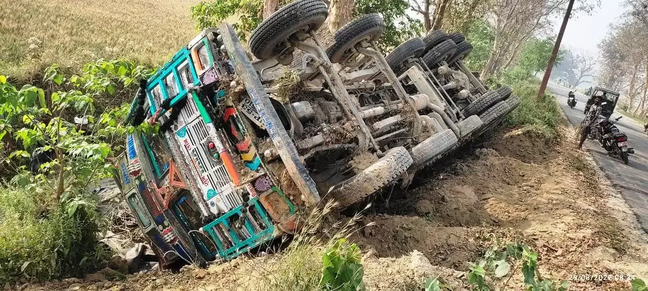 अनियंत्रित बालू लदा ट्रक पलटा ड्राईवर बाल बाल बचा खलासी व चालक