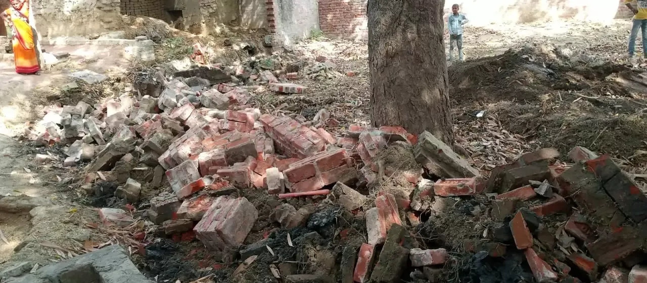 लालगंज तहसील प्रशासन ने बुलडोजर चलवाकर हटवाया अवैध कब्जा