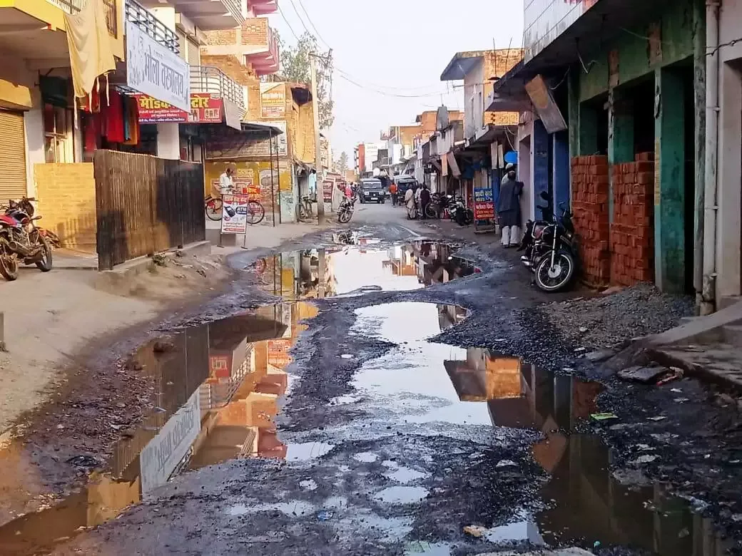 सड़क पर बह रहा नाली का गंदा पानी , राहगीर परेशान, दुकानदारों को दुर्गन्ध से बीमारी का भय
