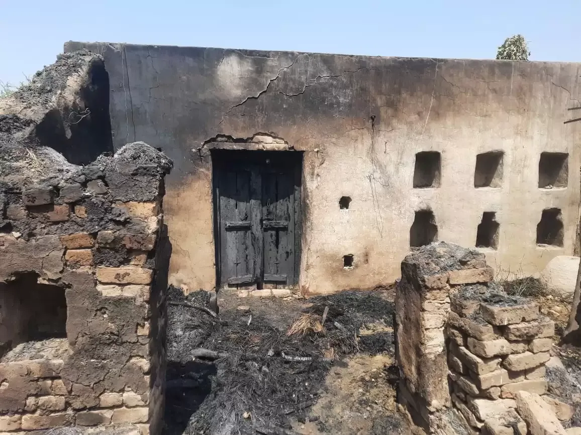 शार्ट सर्किट से लगी आग से  आधा दर्जन किसानो की घर गृहस्थी जलकर खाक