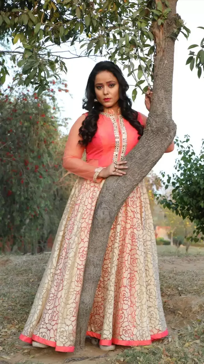 भारतीय परिधान में निशा पांडेय का जलवा, सोशल मीडिया पर लोगों को पसंद आ रही