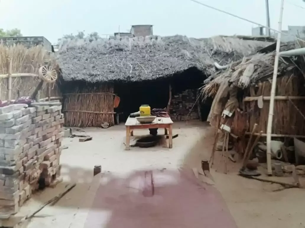 गरीब को नहीं मिल रहा आवास का लाभ जांच में कच्चे घर को बताया पक्का