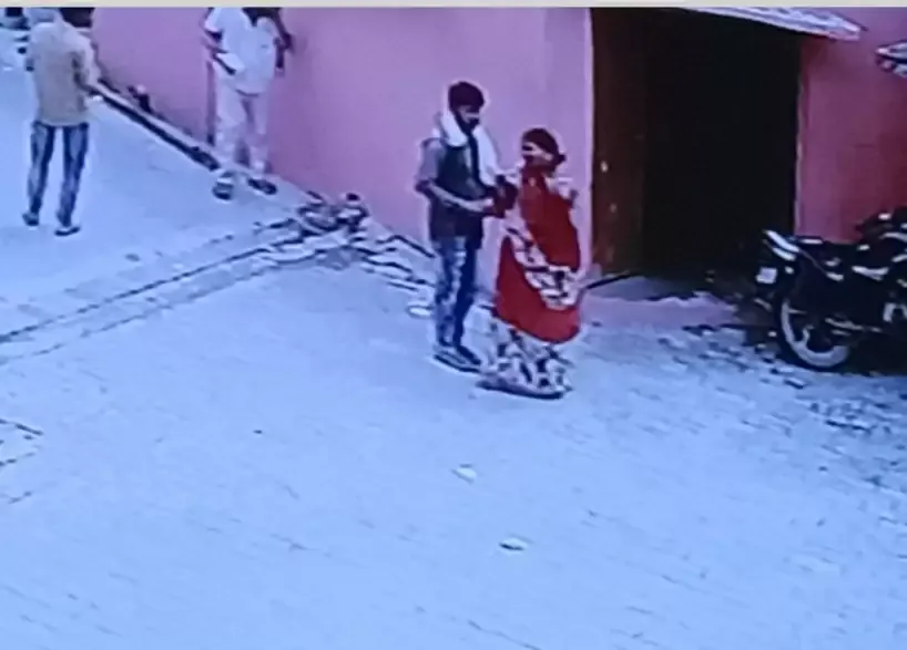 महिला को झांसा देकर डेढ़ लाख के जेवर ले उड़े टप्पेबाज