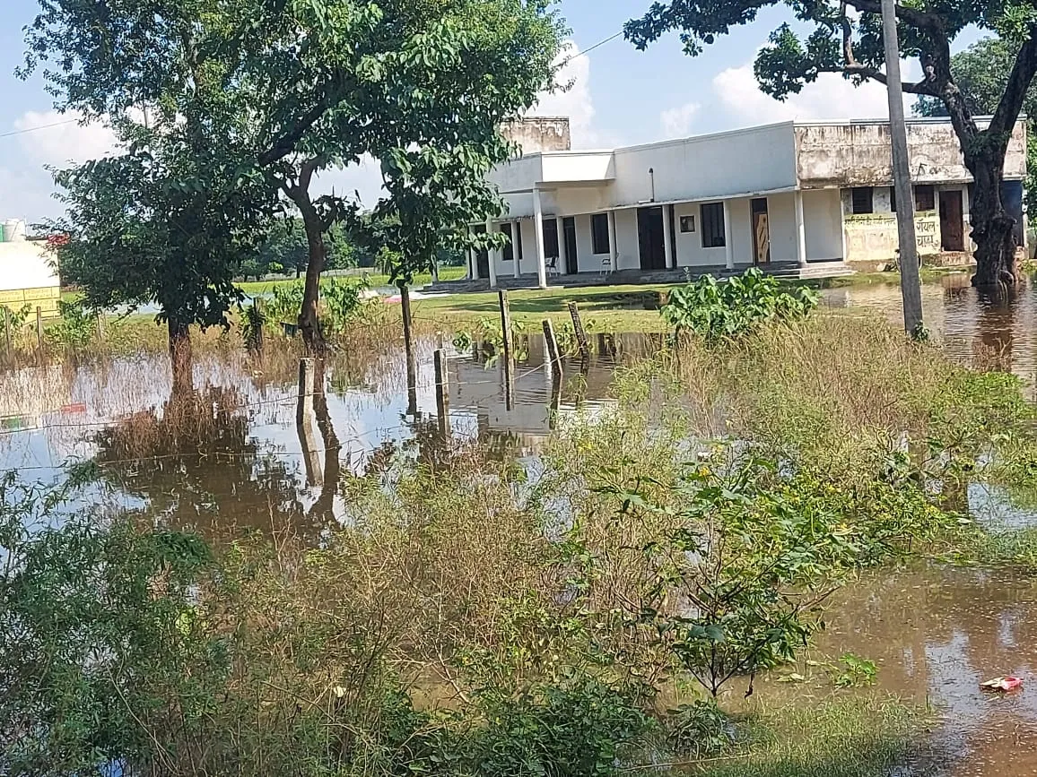 रामनगर एसडीएम के कहने पर बाढ़ राहत केंद्र परिसर