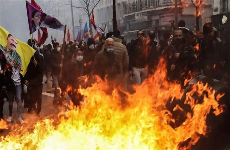 क्रिसमस पर कांप उठा पेरिस: जमकर हुई तोड़फोड़ और आगजनी 