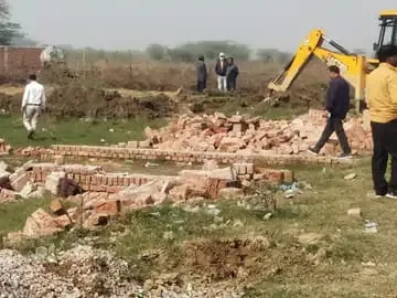 उन्नाव में बिना मानचित्र अनुमति निर्माण पर गरजा बुलडोजर, प्राधिकरण ने 4 प्रापर्टी डीलरों की 15 बीघे प्लाटिंग की ध्वस्त