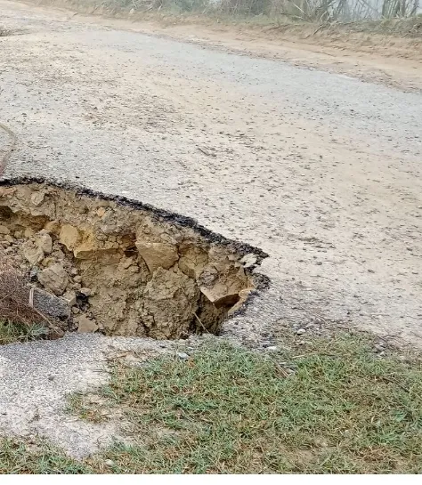 बड़े गड्ढों में तब्दील हो गई है शारदा सहायक नहर की पटरी, राहगीरों को झेलनी पड़ रही परेशानी, इसी माह में 10 किलोमीटर नहर की पटरी का होगा पेंटिंग कार्य