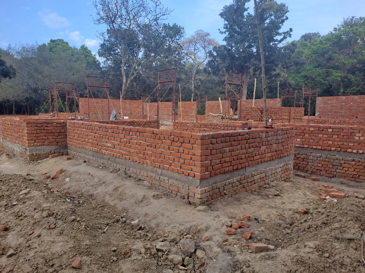 विद्यालय के भवन निर्माण में घटिया सामग्री के प्रयोग से ग्रामीणों में आक्रोश