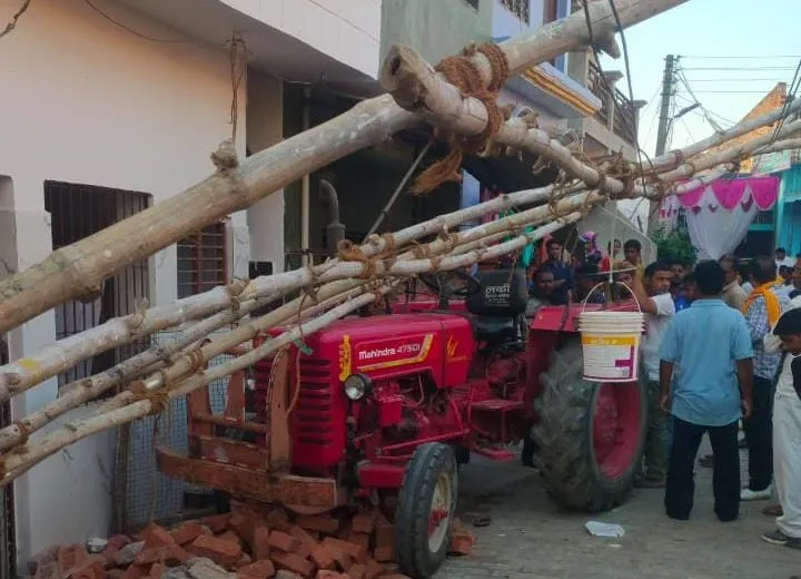 पेंटिंग करने के लिए बनाए गए पाड़ में अनियंत्रित ट्रैक्टर ने मारी जोरदार टक्कर