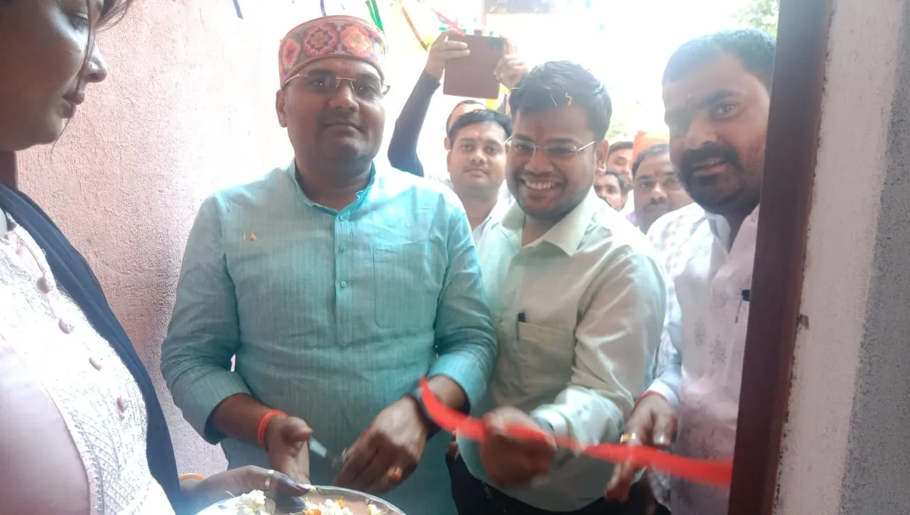 टिकरा बाबा महिला स्वय सहायता समूह के द्वारा संचालित कैंटीन का ब्लॉक प्रमुख ने फीता काट कर किया उद्घाटन