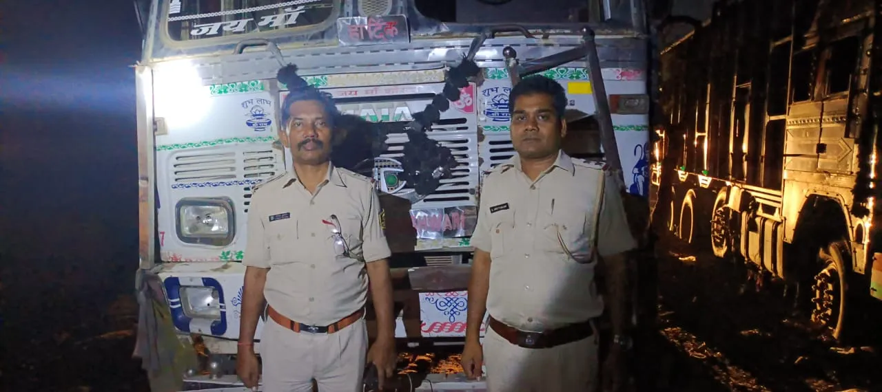 बालू ओवरलोड के जुर्म में दो ट्रक जप्त एक का चालक गिरफ्तार भेजा गया जेल