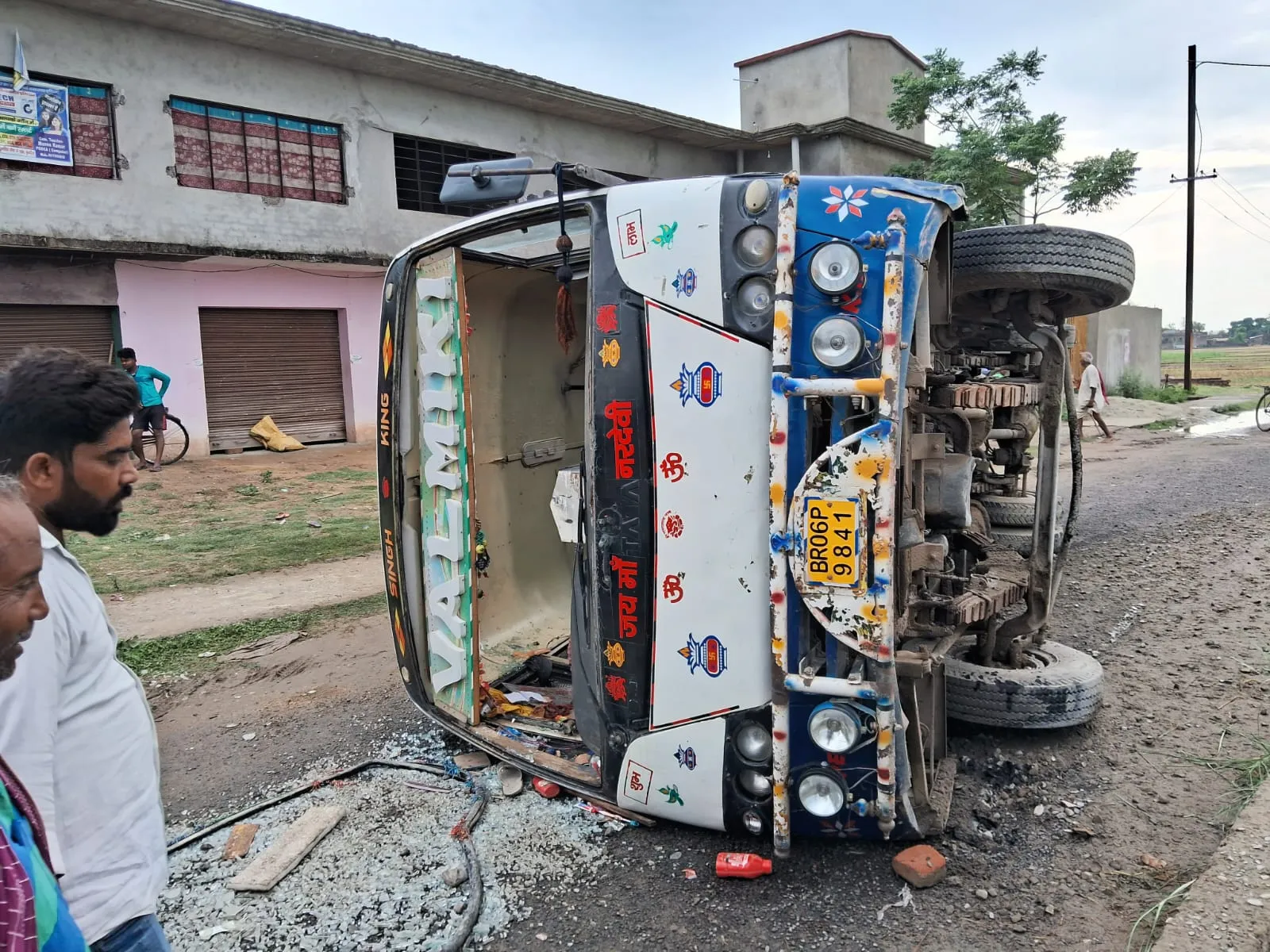 बिहार : यात्री बस पलटी एक दर्जन लोग घायल तीन की हालत गम्भीर