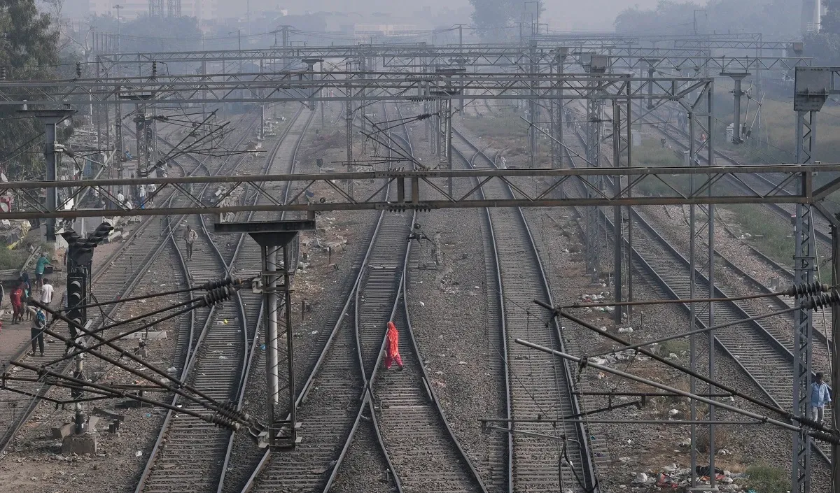 लखनऊ रोड रेलवे क्रॉसिंग आज रात 8 बजे से रहेगी बंद