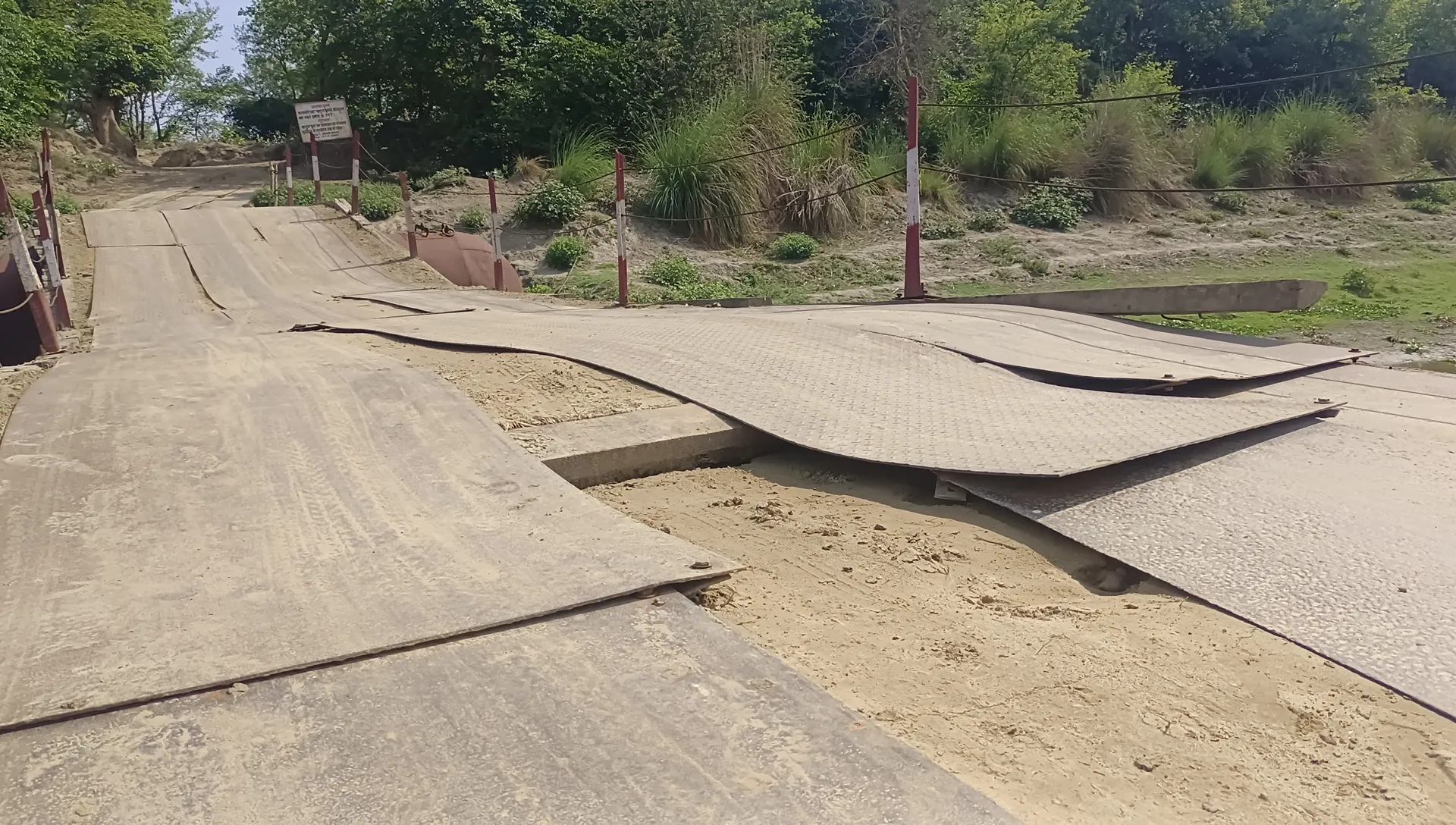 गोमती नदी पर बना पीपा का पुल जर्जर, हो सकती है बड़ी अनहोनी