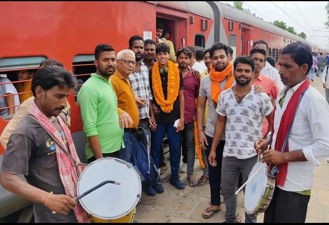 जयराज ने जीता तैराकी में स्वर्णपदक, नगर आगमन पर भव्य स्वागत