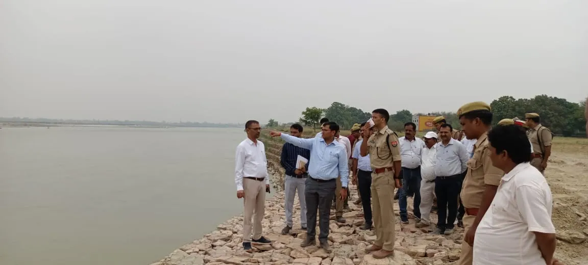 जिलाधिकारी द्वारा चींउटीडाड़ रिंग तटबंध के कटाव निरोधक कार्य का किया गया निरीक्षण।