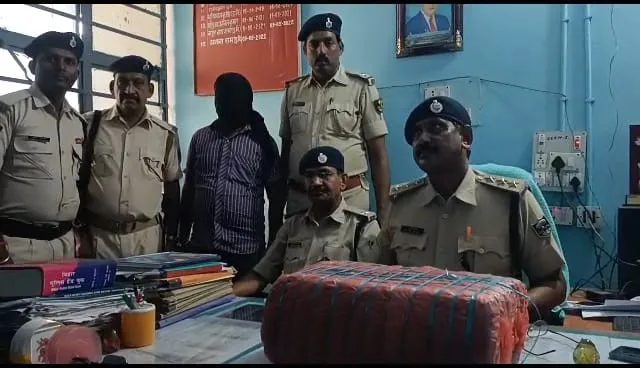 बिहार : एक तस्कर गांजा के खेप के साथ गिरफ्तार दूसरा हुआ फरार