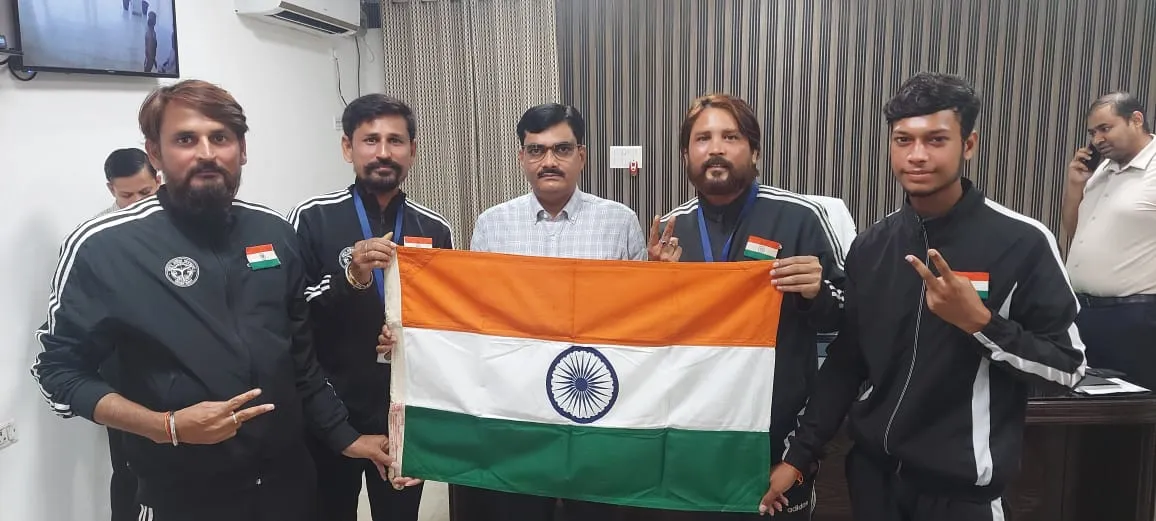 पर्वतारोही टीम के सदस्यों ने डीएम से की भेंट