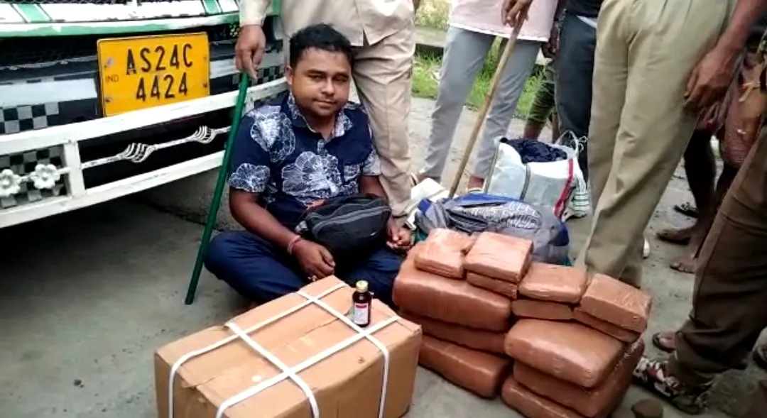 असम के करीमगंज टोलगेट इलाके में भारी मात्रा में नशीली दवाओं के साथ एक गिरफ्तार.