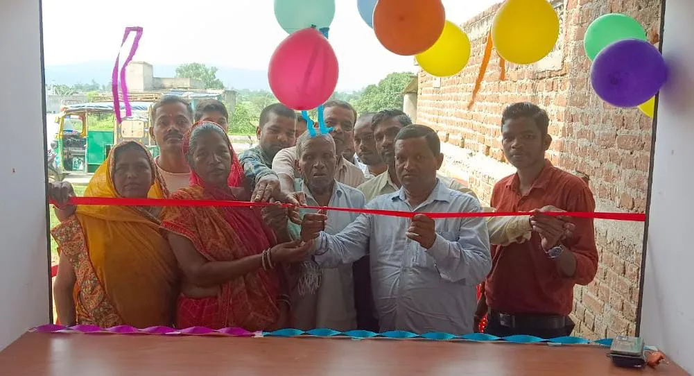 धनवार मुखिया राजेन्द्र प्रसाद ने मोबाइल शॉप का किया उद्घाटन