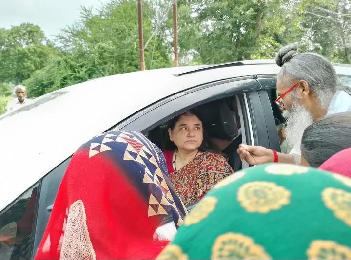 सांसद मेनका गांधी की कार्यशैली से नाराज ग्रामीणों ने रोड पर किया प्रदर्शन