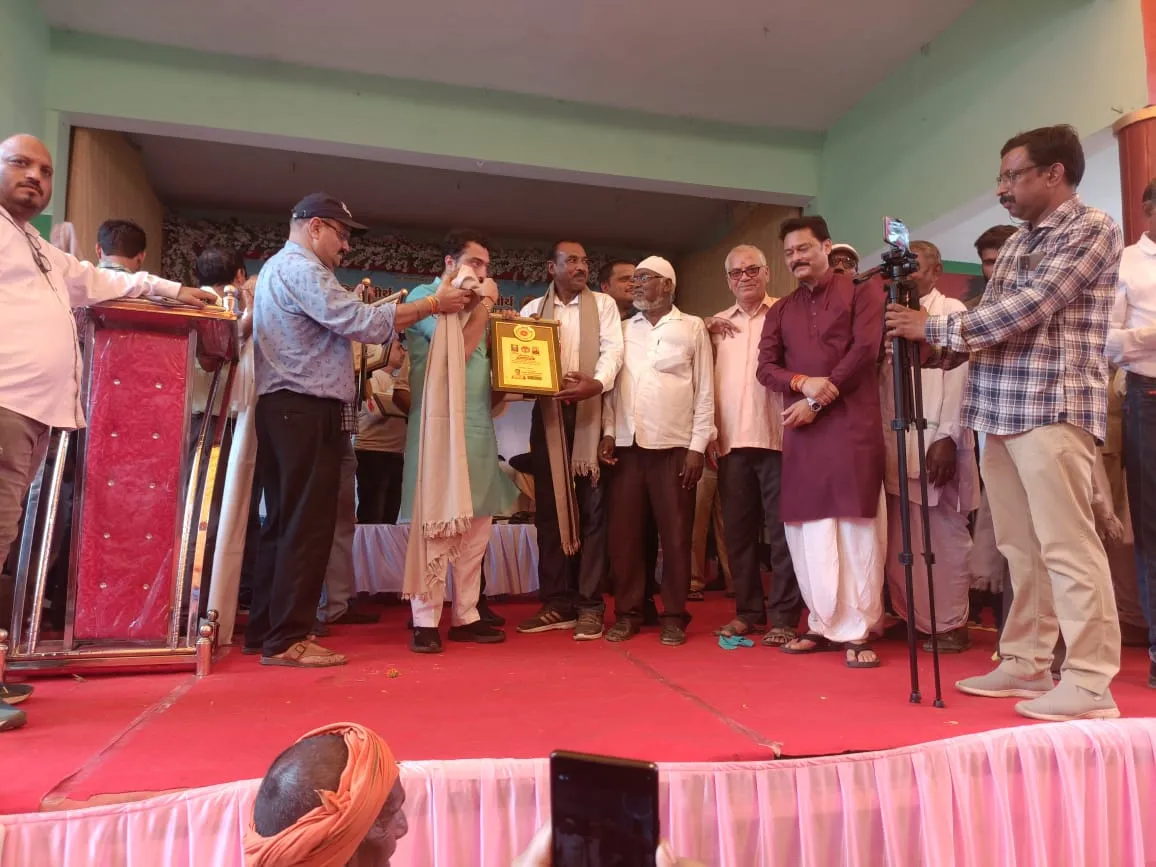 सेवा निवृत्त शिक्षकों, कर्मचारियों और सैनिकों को किया गया सम्मानित