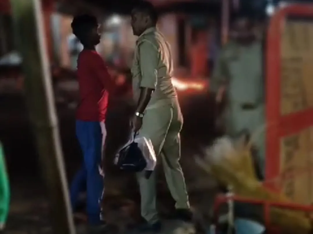 रक्षक बन गया भक्षक वर्दी वाले गुंडे, को देखिए कैसे एक गरीब सब्ज़ी वाले को धमका,गरिया रहे, सिर्फ 5 रुपए के लिए