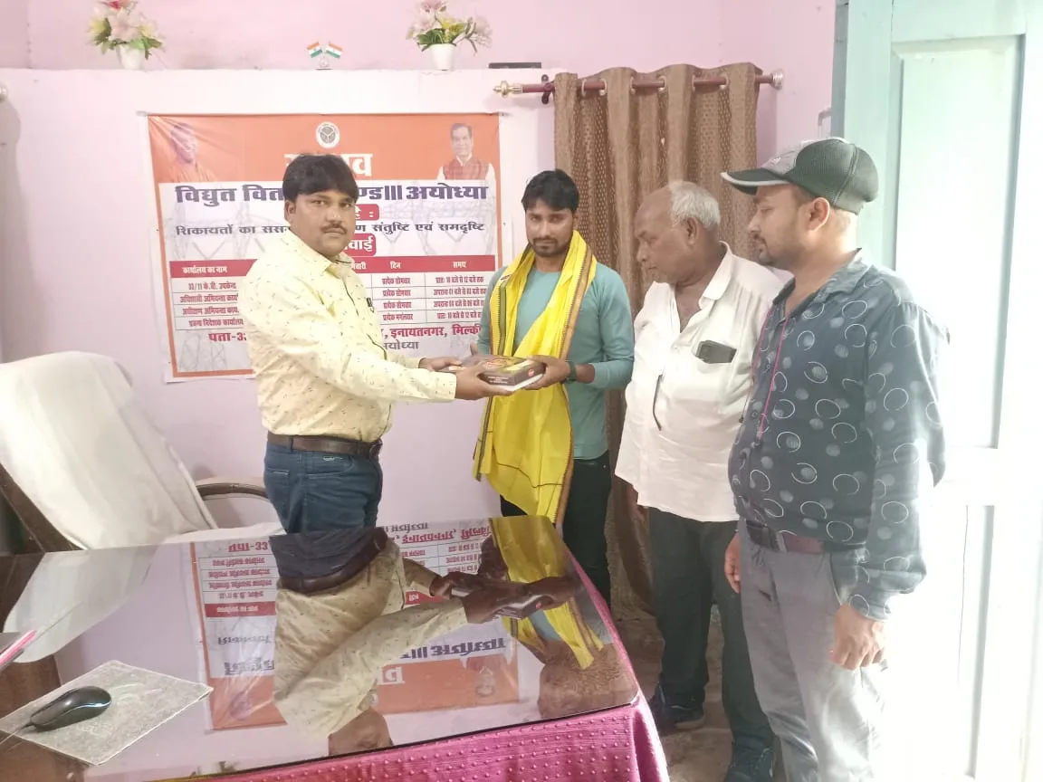 उपखंड अधिकारी कुमारगंज ने उत्कृष्ट कार्य करने वाले तीन कर्मचारियों को किया पुरस्कृत