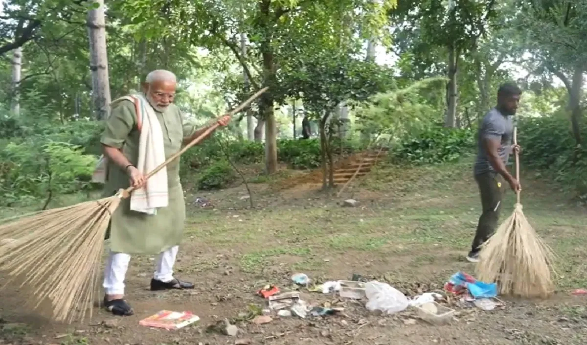 स्वच्छता अभियान के दौरान पीएम मोदी ने दिया श्रम दान 