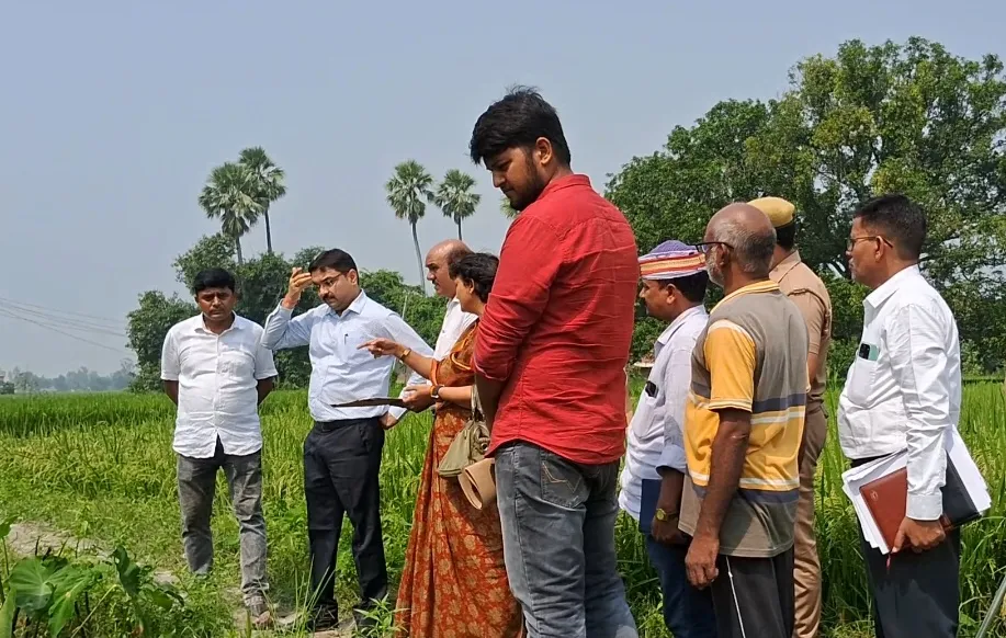 खजनी क्षेत्र गिदहा में भूमि विवाद के भौतिक सत्यापन में पहुंचे एडीएम एफआर बिनीत कुमार
