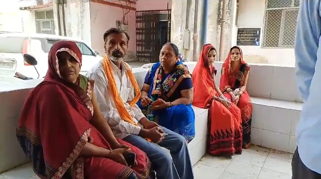  सड़क हादसे में पिता-पुत्र की मौत,अनियंत्रित डंपर के लोडर में टक्क मारने से हुई घटना- लगा जाम