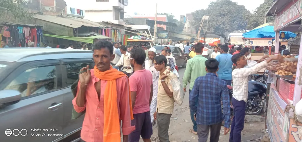सड़क पर बाजार लगने से लगता है लम्बा जाम