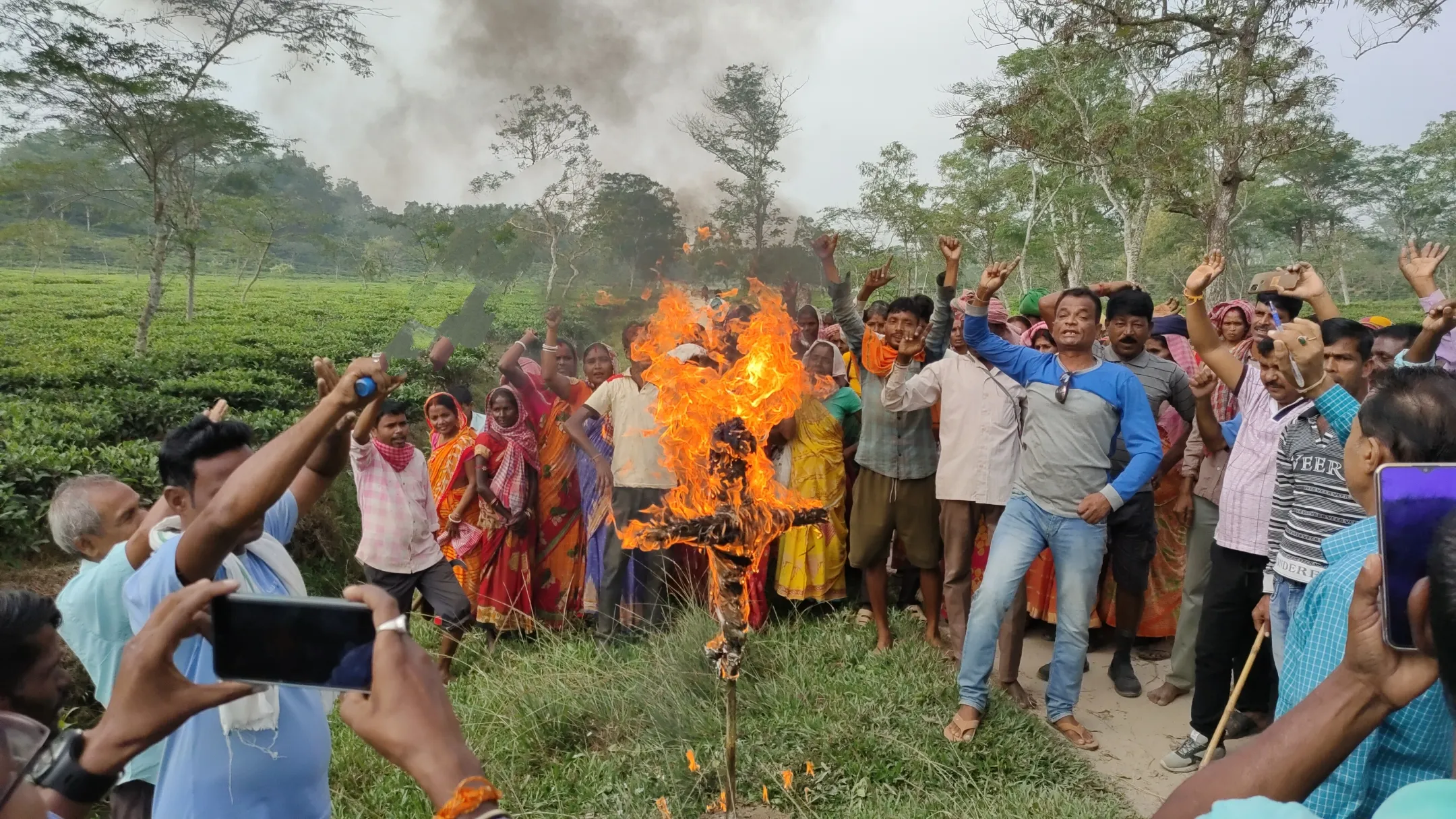 पूर्व सांसद सुष्मिता देव की मूर्खतापूर्ण टिप्पणी के खिलाफ विद्यानगर चाय बागान में पुतला जलाएं और बागान श्रमिकों ने चेतावनी दी