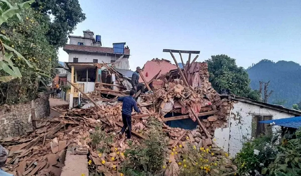 नेपाल भूकंप ने उझाड़ दिए हज़ारों घर, लगभग 157 लोगों की मौत 
