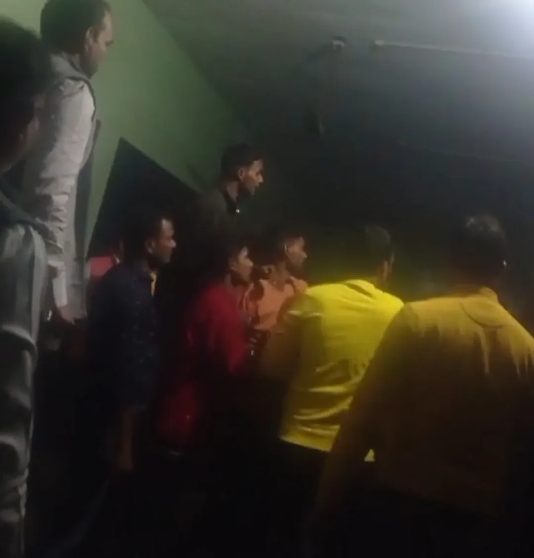  खजनी तहसील में प्रधान प्रतिनिधि के समर्थकों ने काटा बवाल ,मूक दर्शक बनी खजनी पुलिस ,  जमानत पर आए युवकों की पुलिस कस्टडी में हुई पिटाई