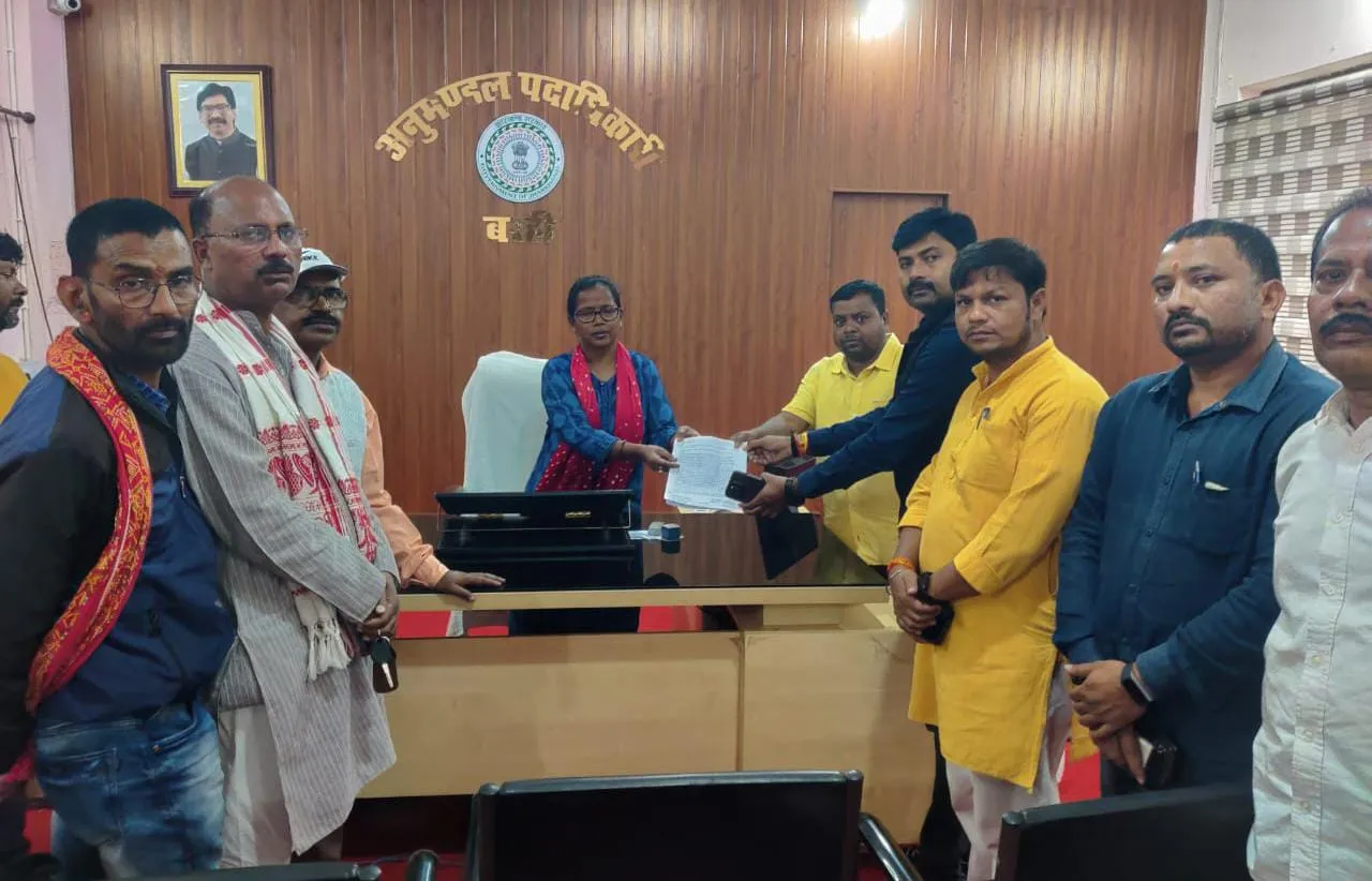 युवक की मौत के बाद हुआ बरही बंद, उच्च स्तरीय जांच को लेकर एसडीओ को सौंपा ज्ञापन