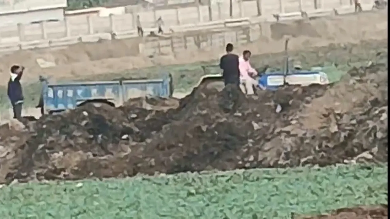 मकानों को ध्वस्त करना तो दूर पोखर पर हो रहे कब्जों को हटाने से क्यों हिचकिचा रहे अधिकारी